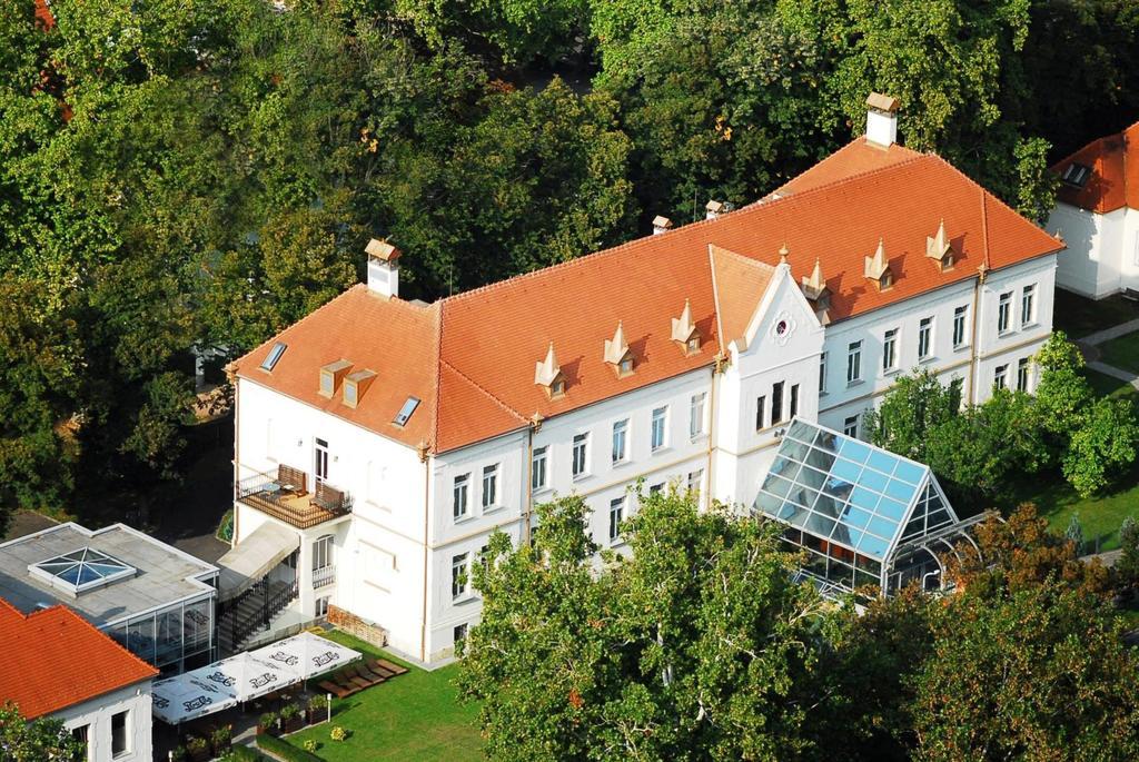 Park Hotel Pelikan Сомбатхей Экстерьер фото