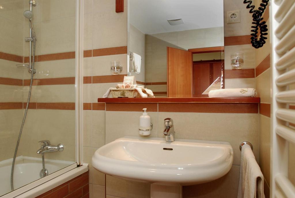 Park Hotel Pelikan Сомбатхей Номер фото
