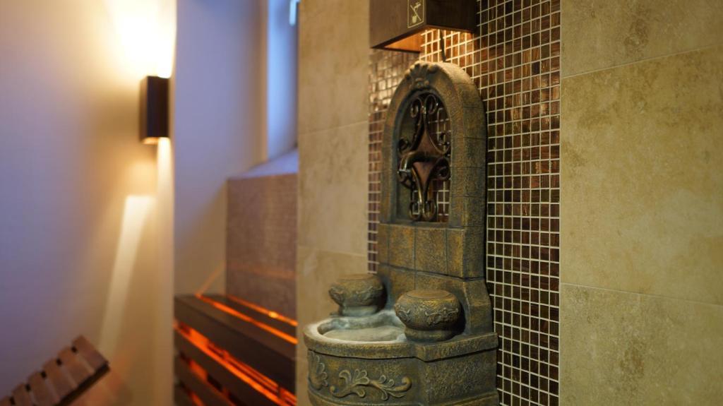 Park Hotel Pelikan Сомбатхей Экстерьер фото