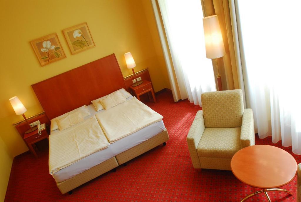 Park Hotel Pelikan Сомбатхей Экстерьер фото